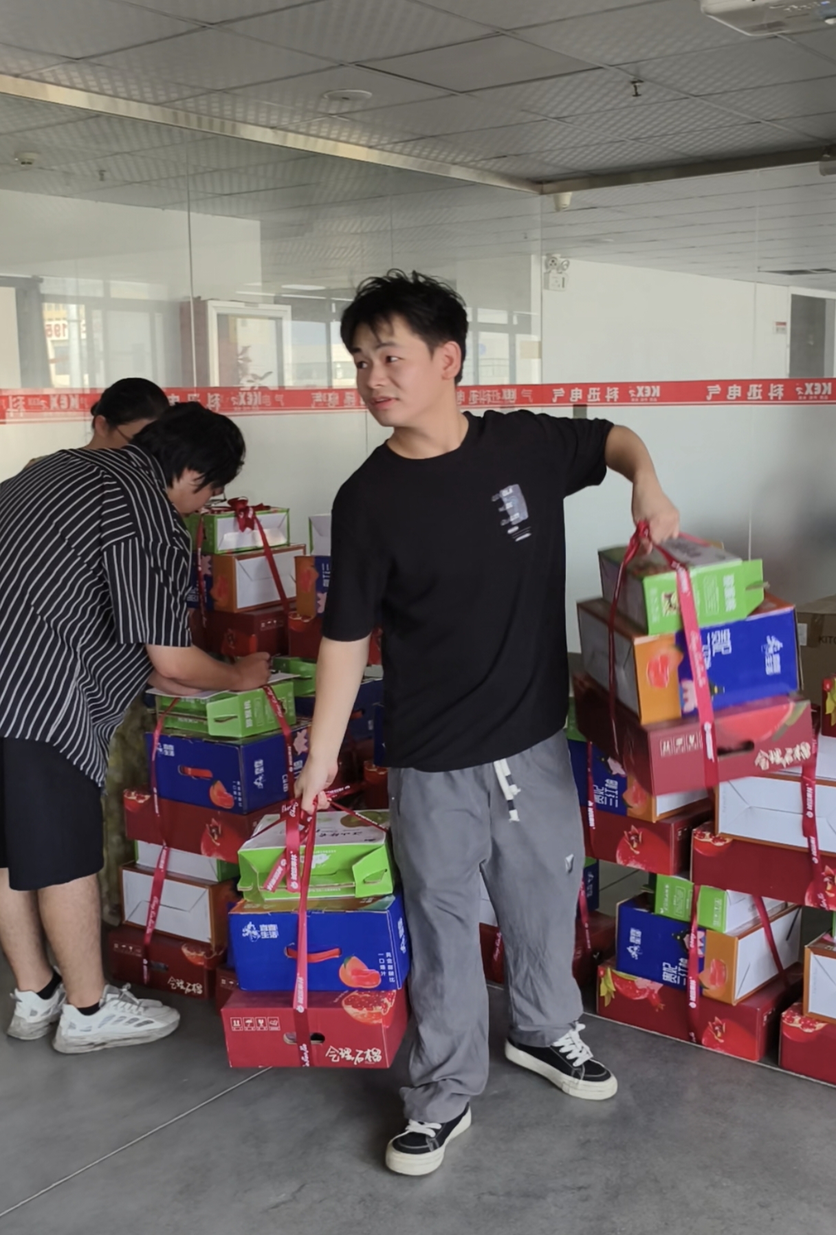 По повод фестивалот на средината на есента, Kexun Electric подготви извонредни кутии за подароци за секој вработен.